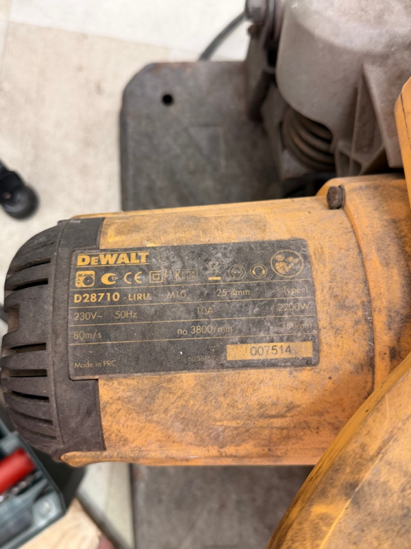 Торцовочная пила Dewalt D28710